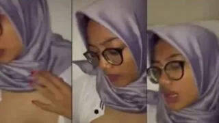 Ngentot Hijaber Ungu Kacamata