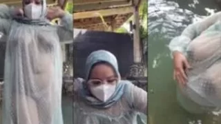 Jilboobrs Utingnya Transparan di Kolam