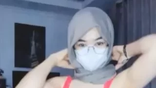 Bokep Indo Muti Hijabers Nyepong Tits Fuck Bareng Pacarnya