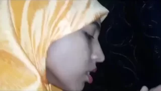 Sepongan Bini Orang Jilbab Kuning